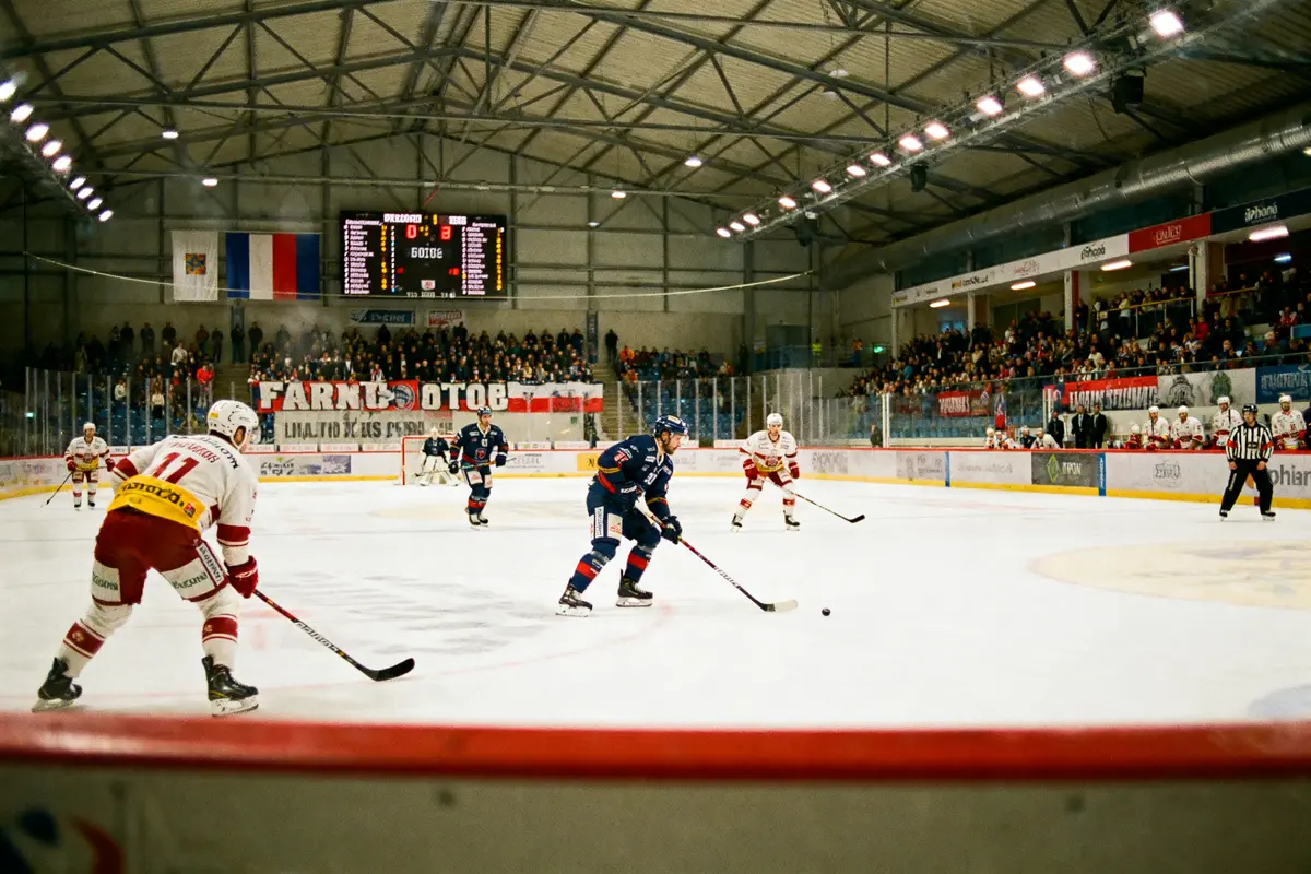 Match de hockey sur glace en cours, joueurs et spectateurs dans une patinoire couverte remplie.