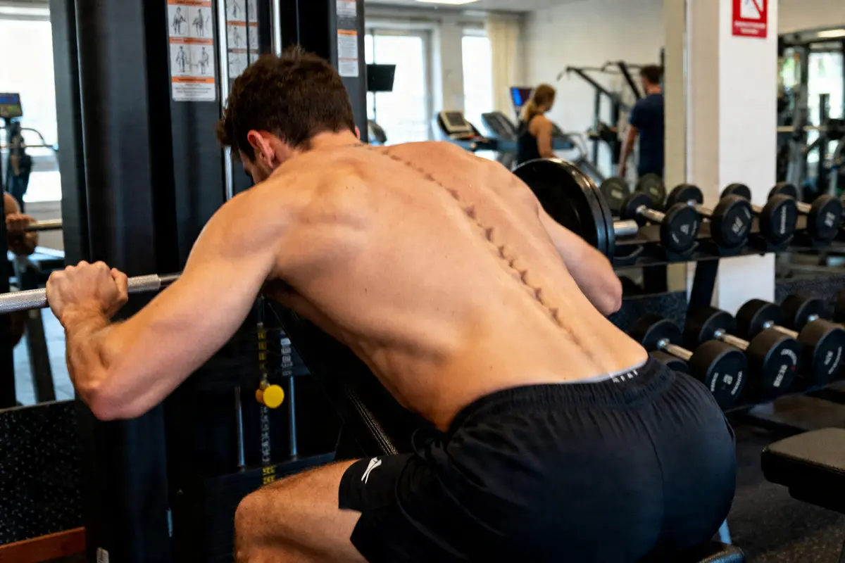 pexels-michal-pech-213601-757318 (1) Homme faisant un exercice pour muscler le bas du dos à la salle de sport