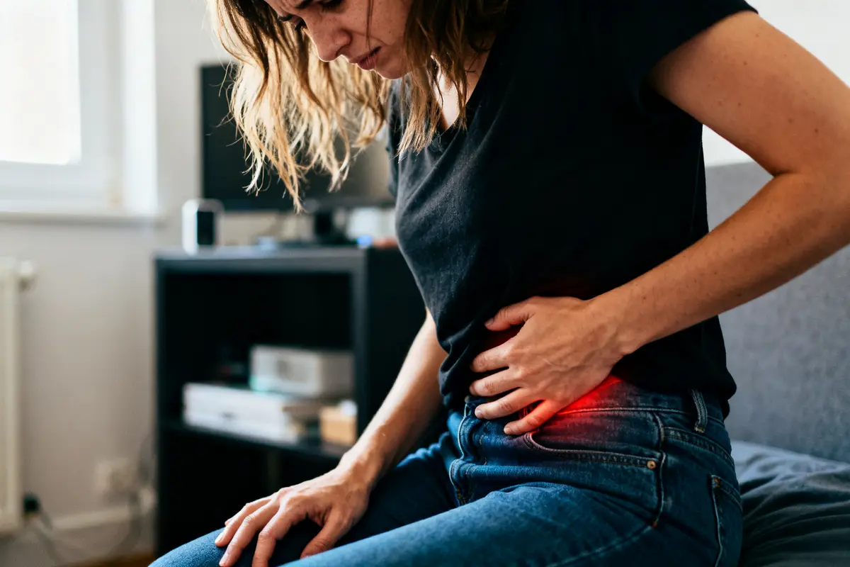 Douleur en bas du ventre à droite pour une femme : Causes et signes