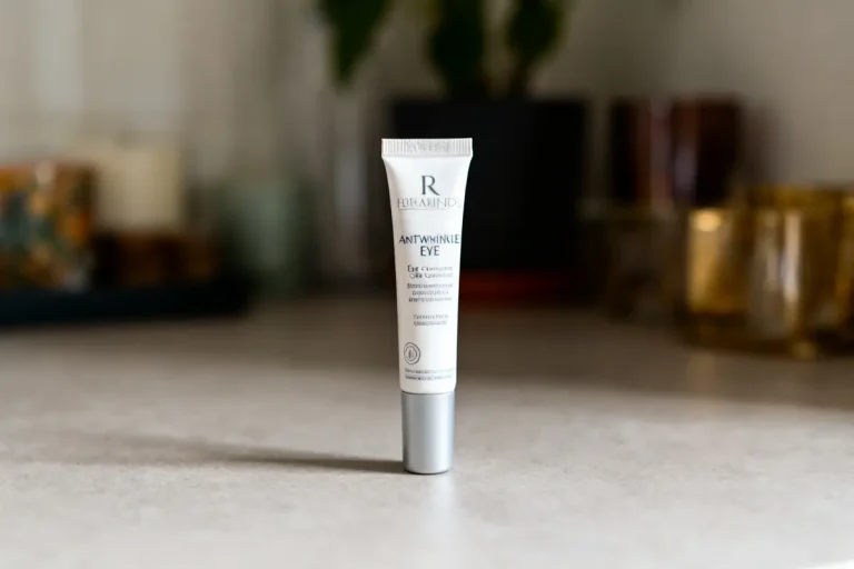 Tube de crème anti-rides pour yeux recommandé par 60 Millions de Consommateurs sur table