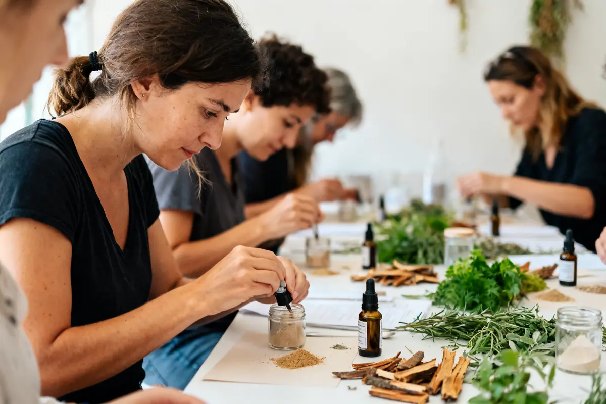 pexels-michal-pech-213601-757318 (1) Des personnes préparent des mélanges d'herbes et d'huiles essentielles stadysmae à une table.