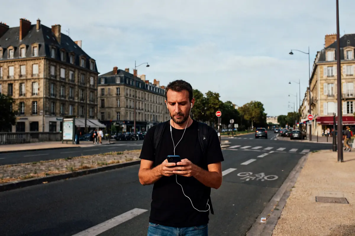 Un homme avec écouteurs utilise un téléphone sujet ep3 cap aepe pdf corrigé rue