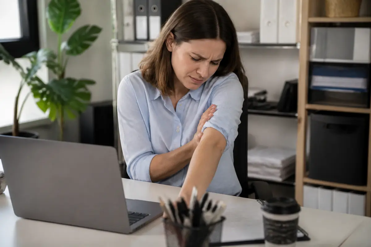 Douleur au bras droit : causes, symptômes et que faire ?