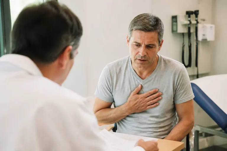 Homme consultant un médecin, préoccupé par l'espérance de vie avec un épanchement pleural.