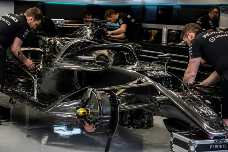 Techniciens travaillant sur une Formule 1 en atelier, explorant le prix des Formule 1.