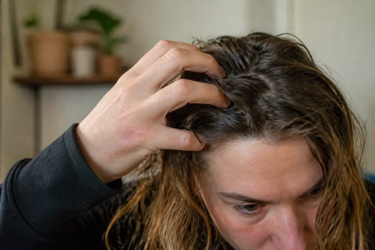 Tête qui gratte signification spirituelle : Quel message caché ?