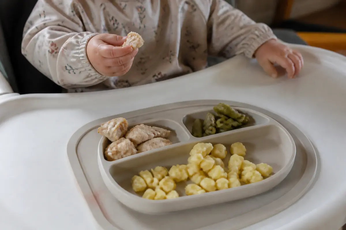 Alimentation pour un bébé de 8 mois : Menus types et quantités
