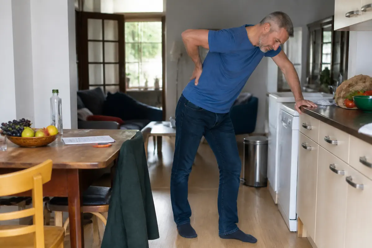 Vivre avec une hernie foraminale : causes, traitements & conseils